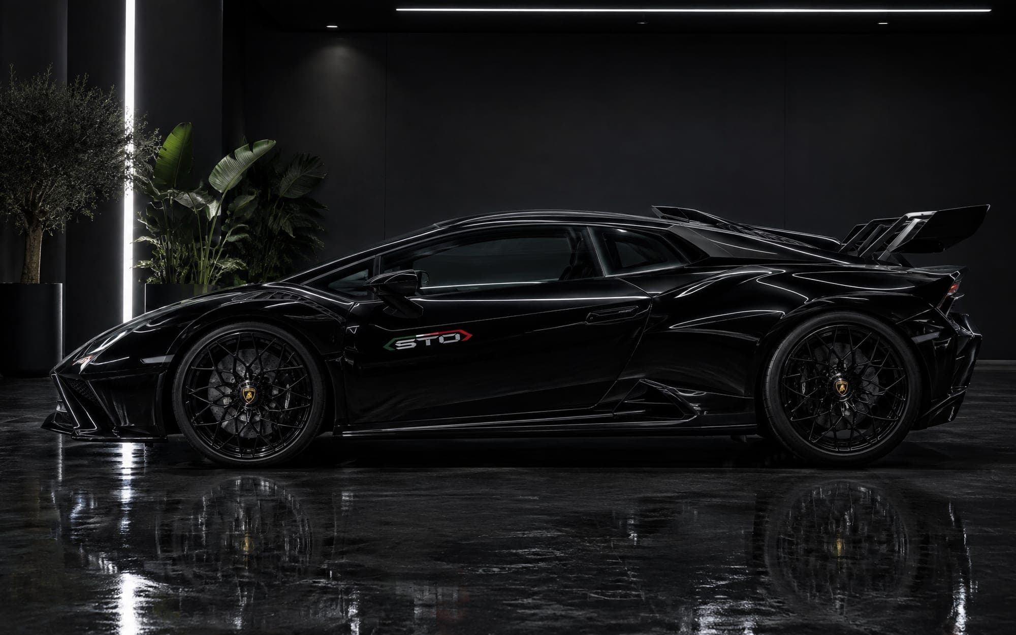 The same Huracán STO after detailing, deep black with crisp reflections